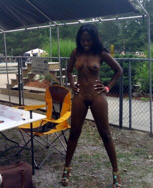 black girl nude selfies