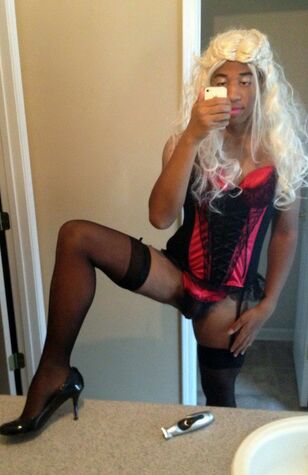 Ebony trasseksual in milky wig,