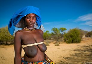 Mucubal Frauen zeigen Brust -