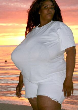 Plumper black mama with hefty..