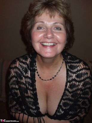Glamour mature wifey Chesty
