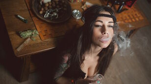 Babe-Smoking-Weed - RALPH Brainy -